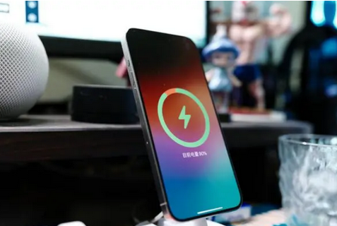 阿城苹果15换屏服务分享用什么充电器给iPhone15充电更好 